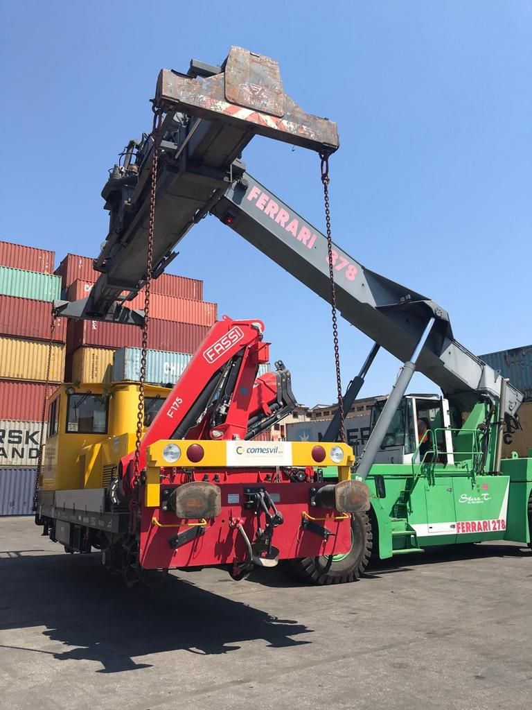 Reach stacker movimenta un carico speciale nel porto di Napoli per LGV