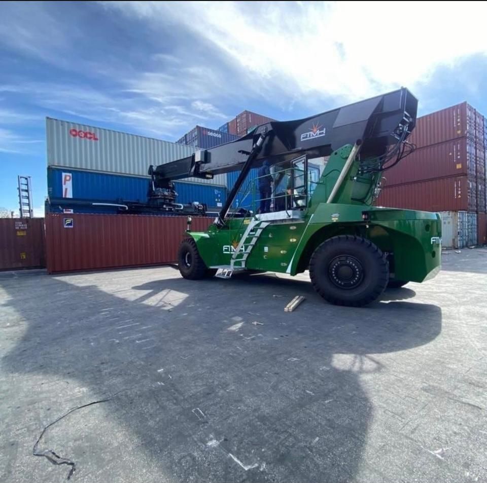 Reach stacker LGV nel terminal container di Napoli