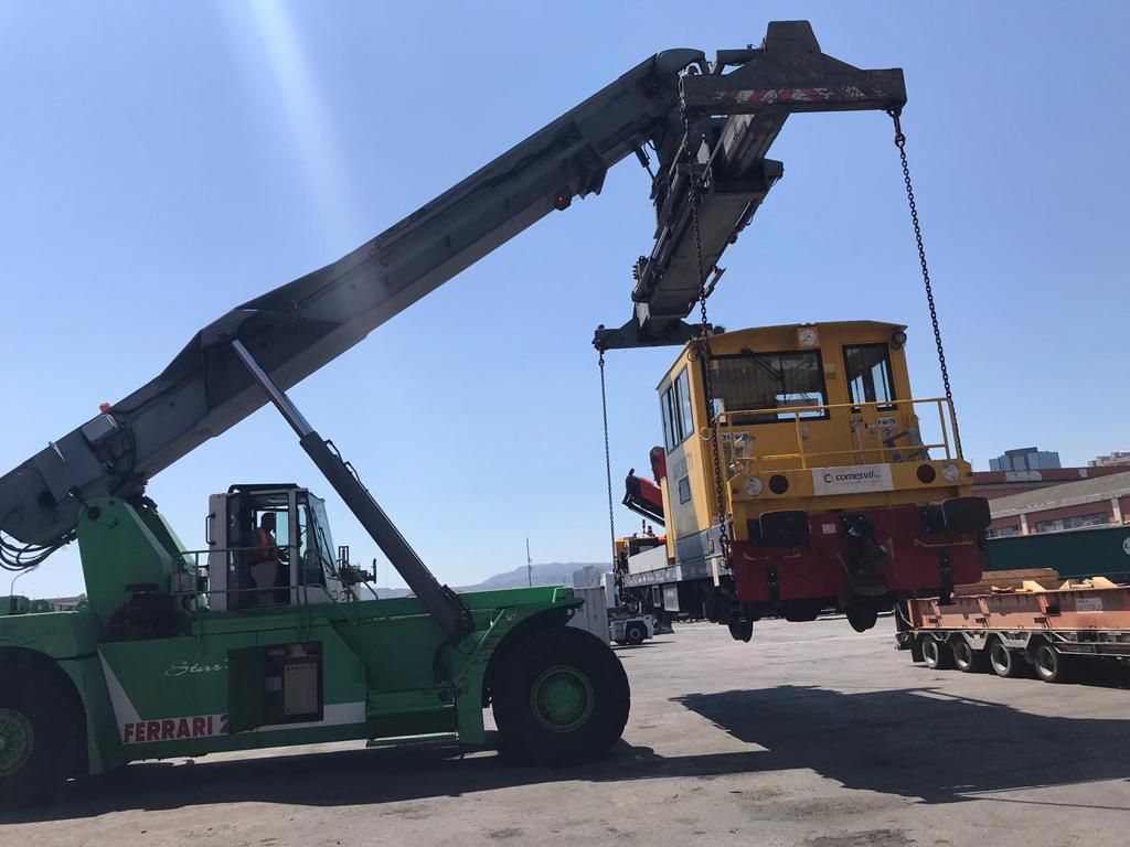 Sollevamento di un mezzo con gru nel porto di Napoli