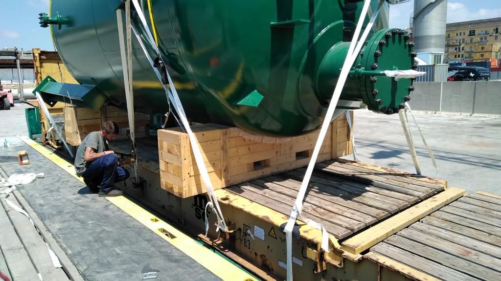 Trasformatore industriale fissato su flat rack nel porto di Napoli