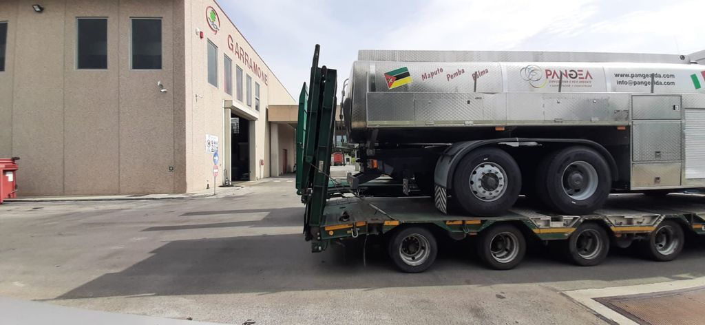 Autobotte trasportata su pianale ribassato dalla flotta LGV