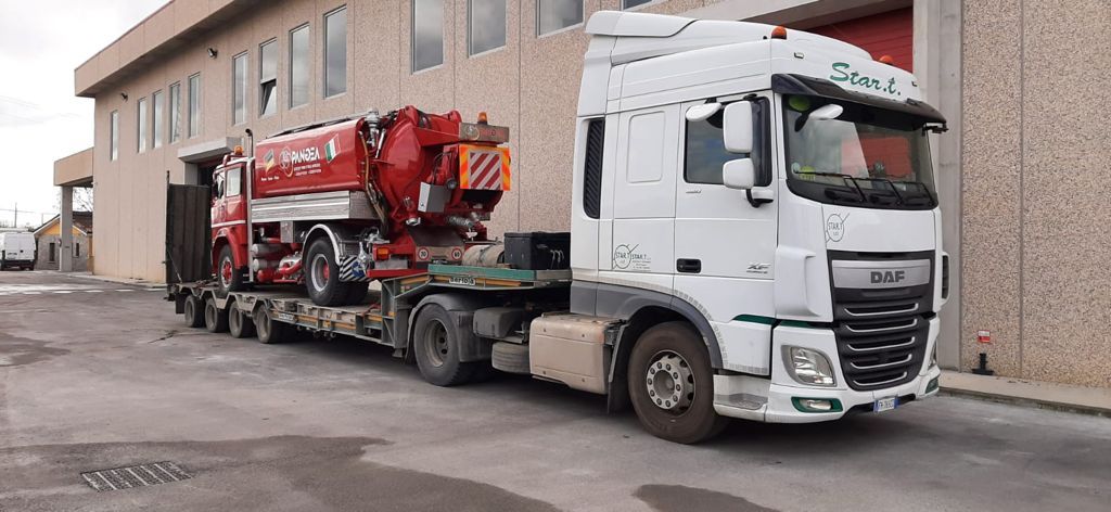 Trattore DAF LGV con cisterna in acciaio su semirimorchio ribassato