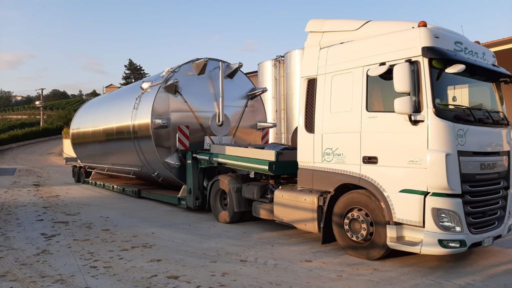 Trasporto eccezionale di una cisterna inox su trattore DAF della flotta LGV
