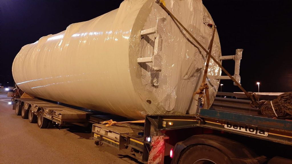 Trasporto eccezionale di un serbatoio industriale su carrellone LGV