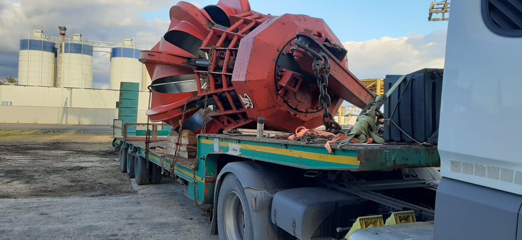 Trasporto di un macchinario industriale fuori sagoma su pianale LGV