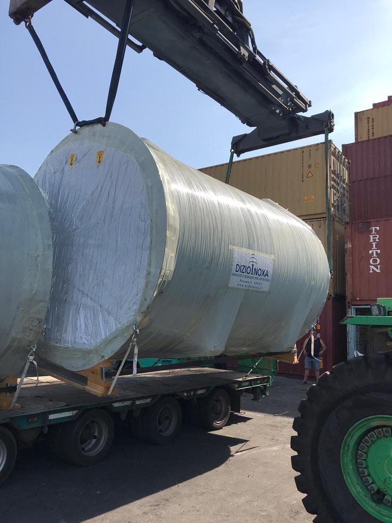 Serbatoio imbragato per il trasporto nel porto di Napoli