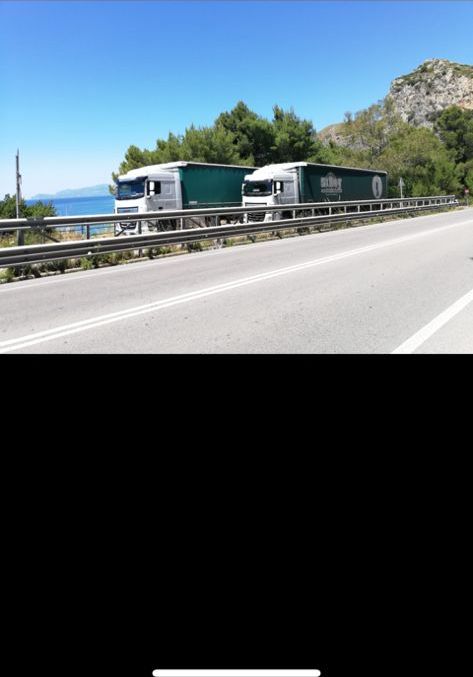 Trattore stradale DAF della flotta LGV in viaggio in autostrada