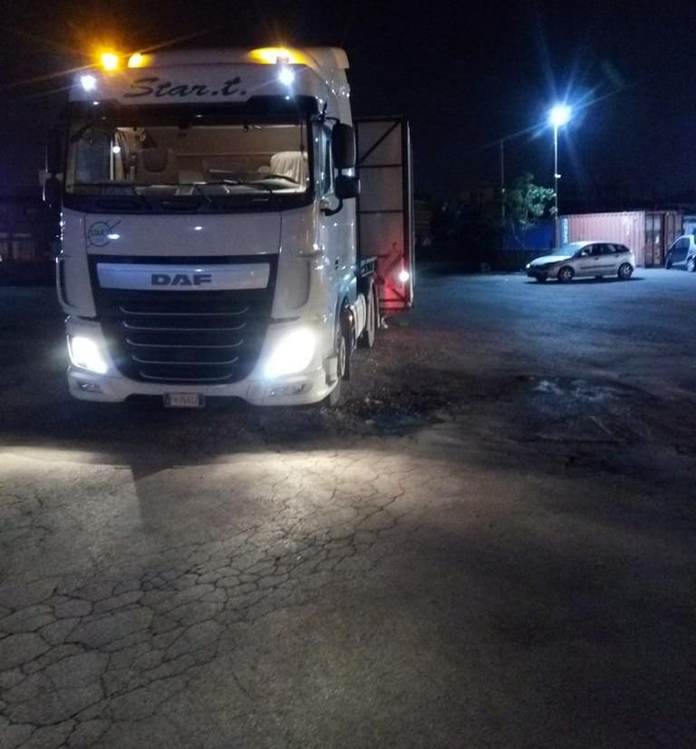 Trattore DAF LGV in partenza notturna dal piazzale