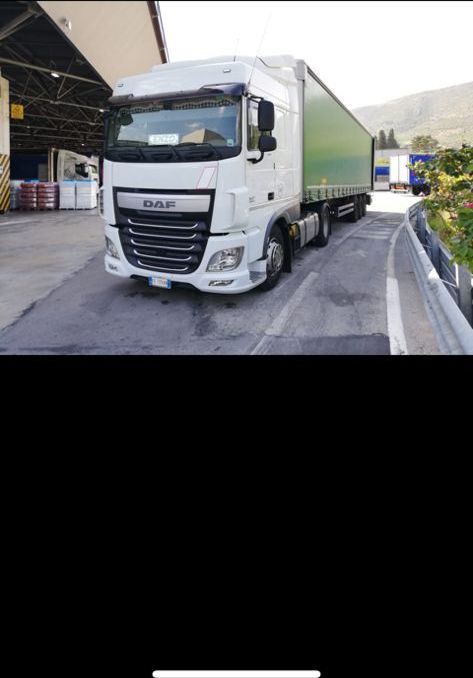 Trattore DAF LGV in manovra nel piazzale di Napoli