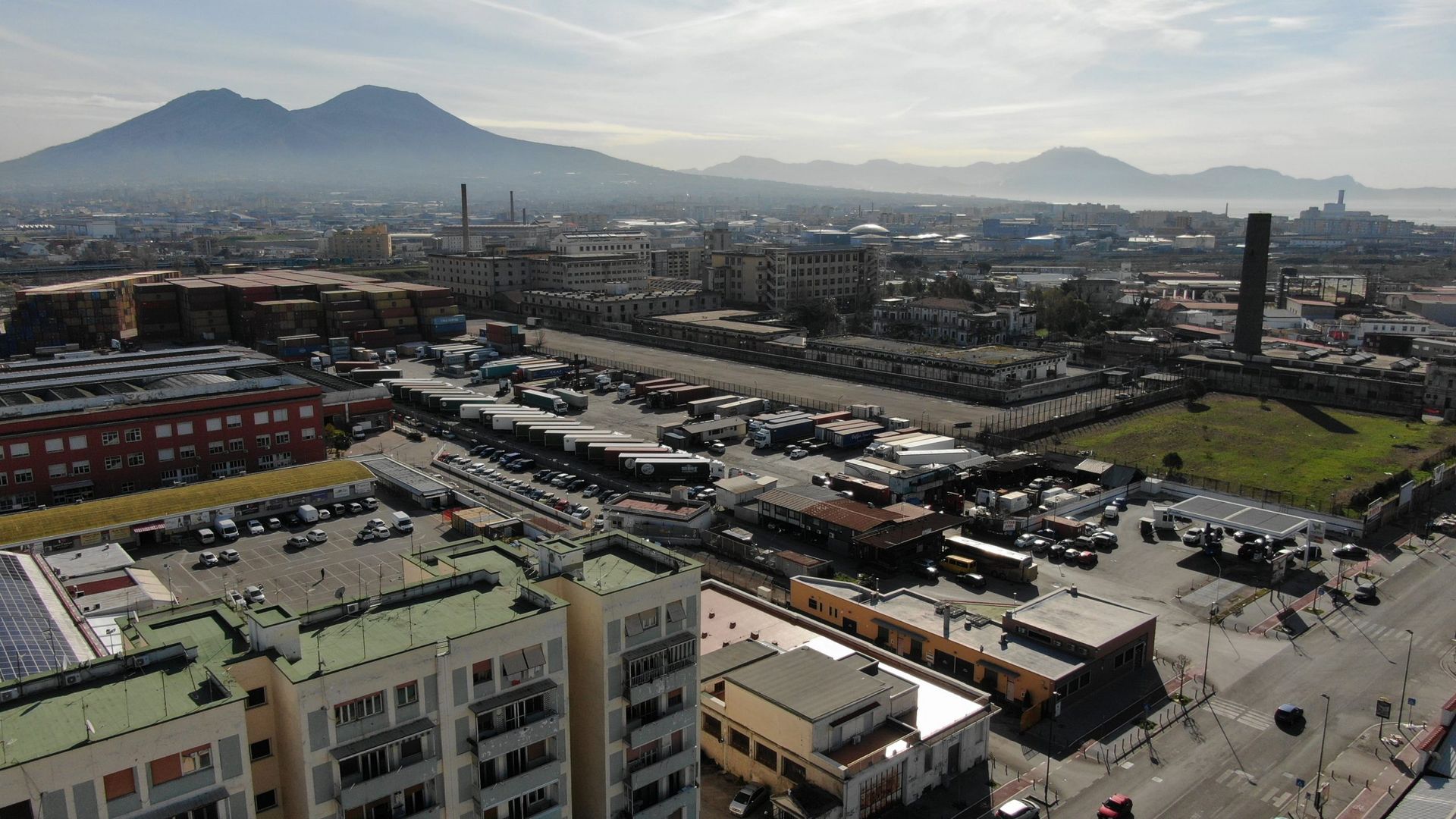 Vista aerea del piazzale LGV con il porto di Napoli e il Vesuvio sullo sfondo
